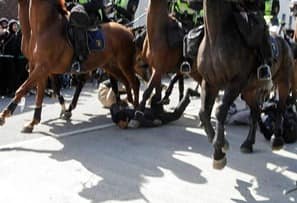 Amansız polis: bəzi ölkələrdə etirazçılarla daha sərt davranırlar Amansız polis: bəzi ölkələrdə etirazçılarla daha sərt davranırlar