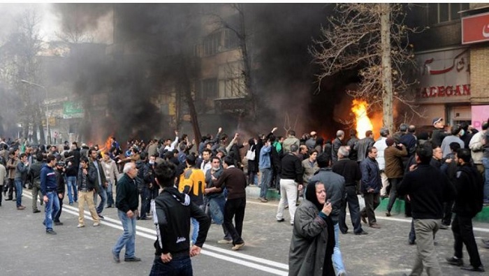 İranda 900-dən çox bank şöbəsi yandırılıb