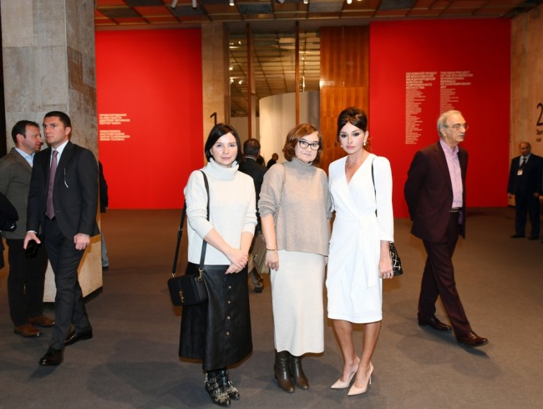 Mehriban Əliyeva 8-ci Moskva Beynəlxalq Müasir İncəsənət Bienallesi ilə tanış olub