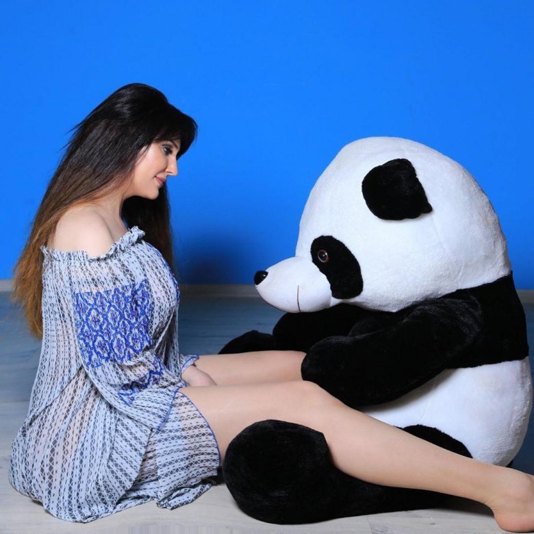 Aktrisa oyuncaq panda ilə…