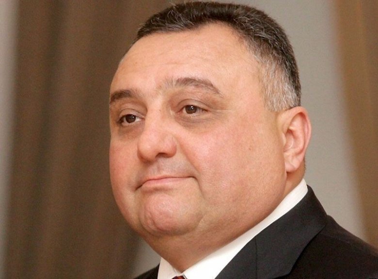 Hakim Eldar Mahmudovun əmisi oğlunu azadlığa buraxdı