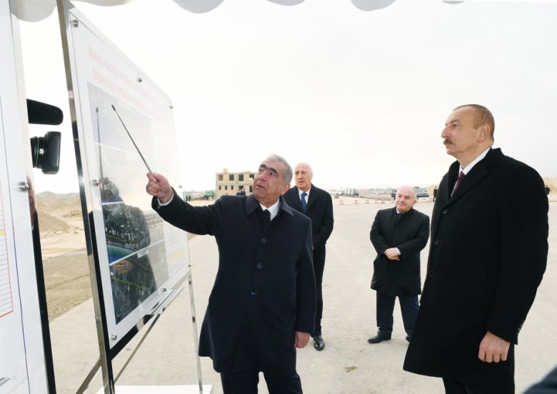 "Siz də bu yolları keyfiyyətlə çəkirsiniz, bilirəm" - Prezident Bakı-Quba-Rusiya Federasiyası yolunun tikintisi ilə tanış olub