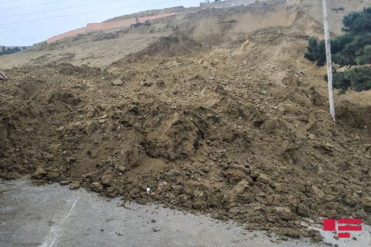 Bakıda yenə torpaq sürüşməsi baş verib - yol bağlanıb