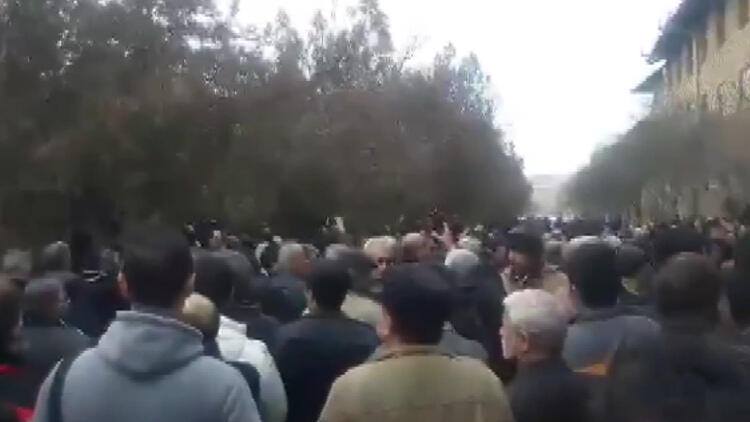 İranda dəfn mərasimi hökumətə qarşı mitinqə çevrilib