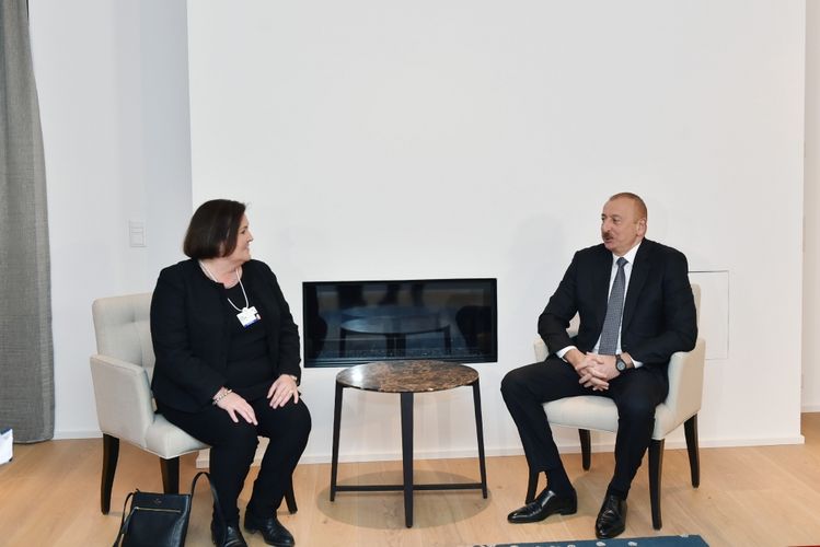 Əliyev Davosda “CISCO” şirkətinin rəhbəri ilə görüşüb