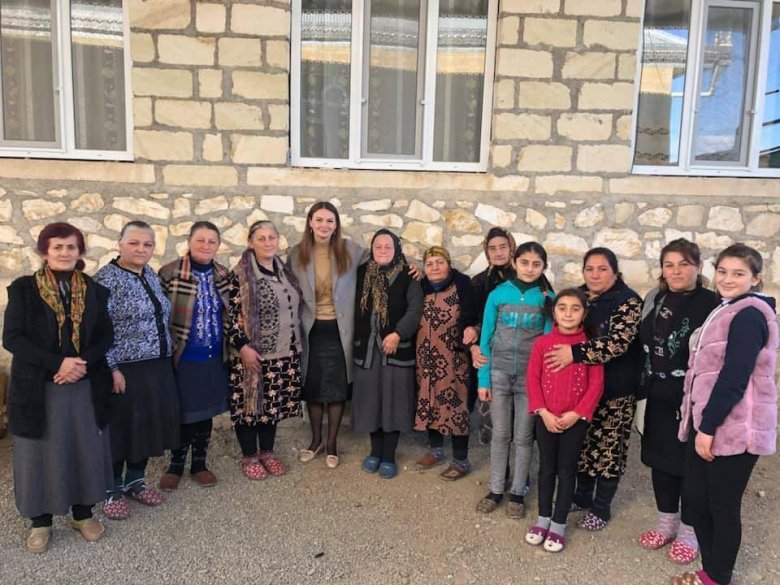 Qənirə Paşayeva doğulduğu kənddə seçicilərlə görüşüb Qənirə Paşayeva doğulduğu kənddə seçicilərlə görüşüb