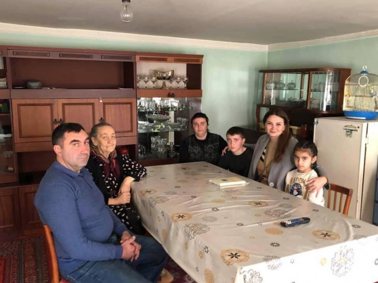 Qənirə Paşayeva doğulduğu kənddə seçicilərlə görüşüb Qənirə Paşayeva doğulduğu kənddə seçicilərlə görüşüb