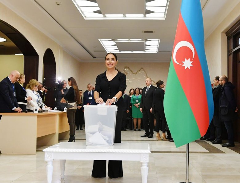 Prezident İlham Əliyev 6 saylı seçki məntəqəsində səs verdi