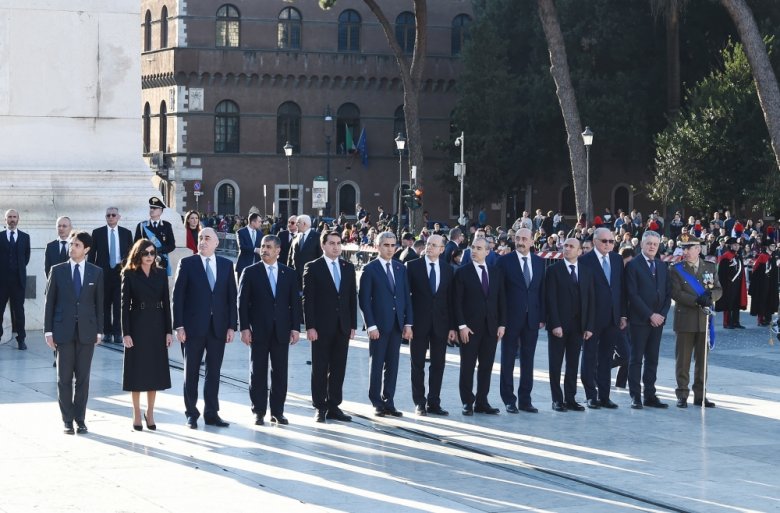 Prezident İlham Əliyev Romada naməlum əsgər abidəsini ziyarət edib