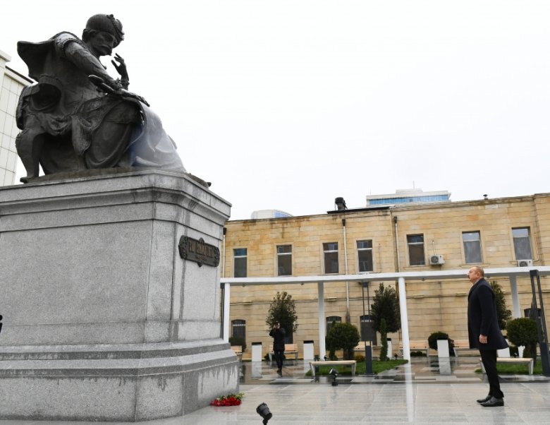 Prezident Şah İsmayıl Xətainin heykəlinin köçürüldüyü yeni salınmış parkda olub