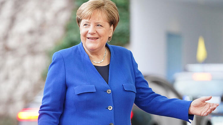 Merkel tualet kağızı və şərab alarkən "tutuldu"