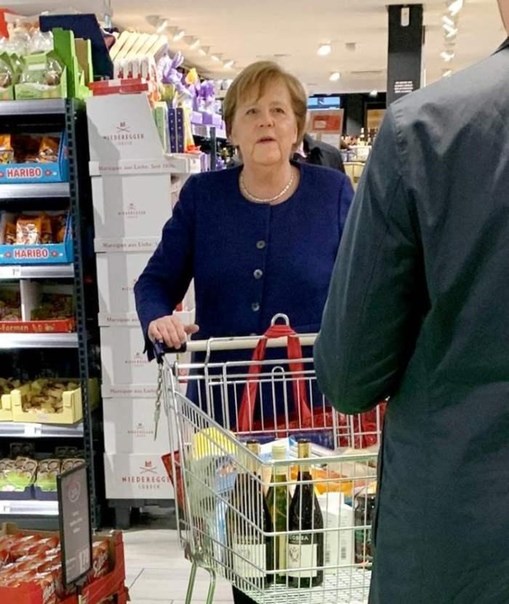 Merkel tualet kağızı və şərab alarkən "tutuldu"