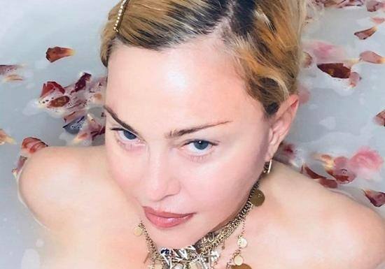 Madonna hamam otağında video çəkdi: ”Koronavirus gözəldir...”
