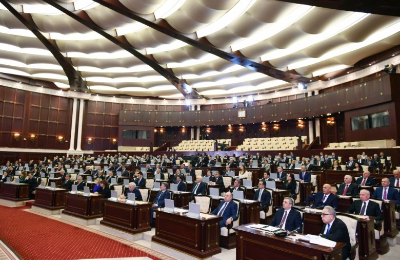 Parlamentin plenar iclasında deputatlar bir-birindən 2 metr aralı oturacaq