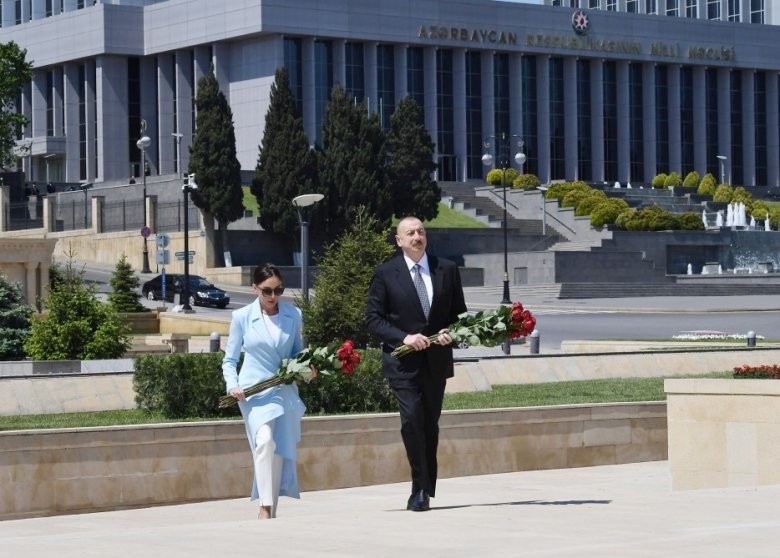 İlham Əliyev Həzi Aslanovun məzarını ziyarət edib İlham Əliyev Həzi Aslanovun məzarını ziyarət edib