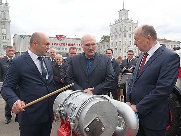 Lukaşenko: “Koronavirus xəstəliyin yarısıdır, yarısı siyasətdir”