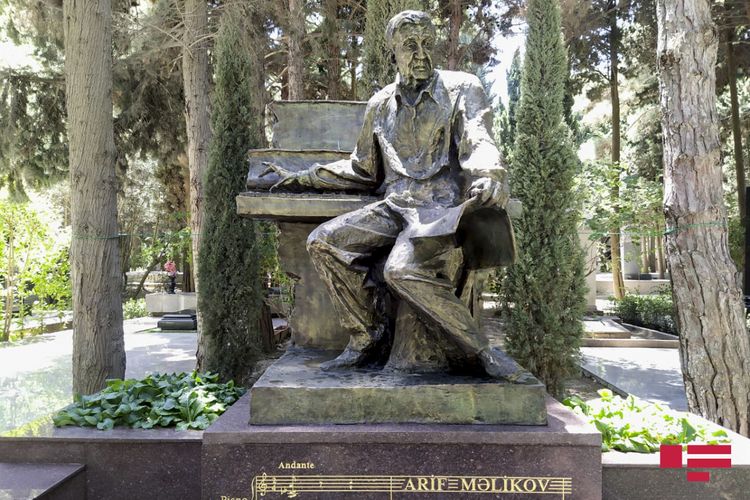 Xalq artisti Arif Məlikovun məzarı üzərində abidəsi ucaldılıb