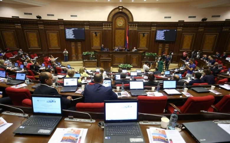 Hakim fraksiya Ermənistan parlamentinin işini pozub