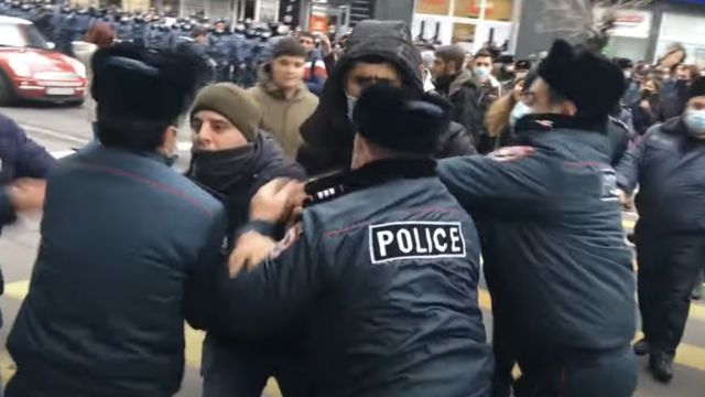 Yerevanda parlament binası qarşısında etiraz aksiyası başlayıb - Video
