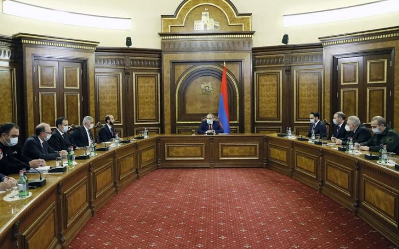 Paşinyanın əleyhdarları hökumət binasına basqın ediblər