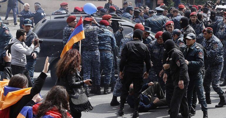Ermənistanda etirazlar davam edir - Parlamentin binası mühasirədədir