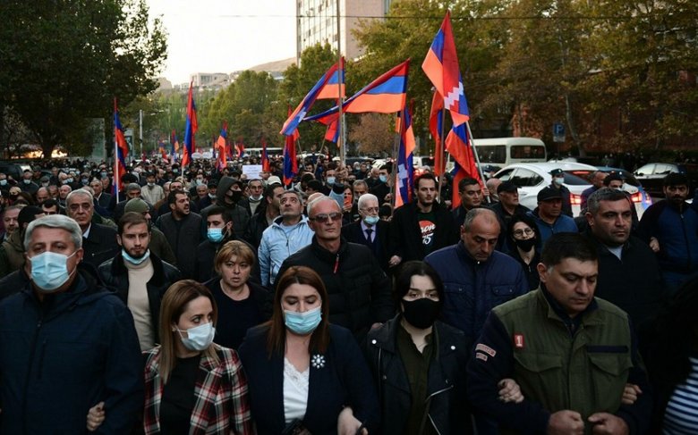 Yerevanda polis müxalifətçi qadınları saxlayıb