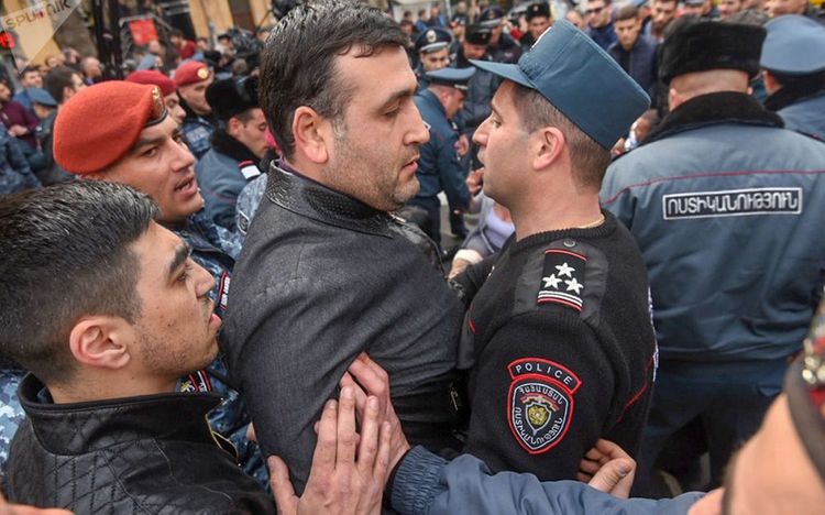 İrəvanda etirazçılarla polis arasında qarşıdurma olub, 14 nəfər saxlanılıb