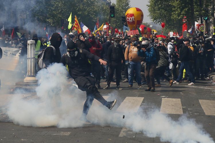 Fransada etiraz: 27 polis yaralanıb, saxlanılanlar var