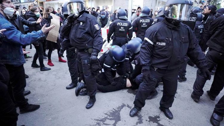 Almaniyada qarşıdurma: polis nümayişçilərə qarşı sərt tədbirlər görür