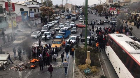 İranda su üsyanı: aksiyalarda polis və mülki şəxslər öldürülüb