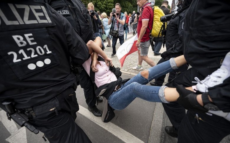 Berlində etiraz: 60-dan çox polis xəsarət alıb