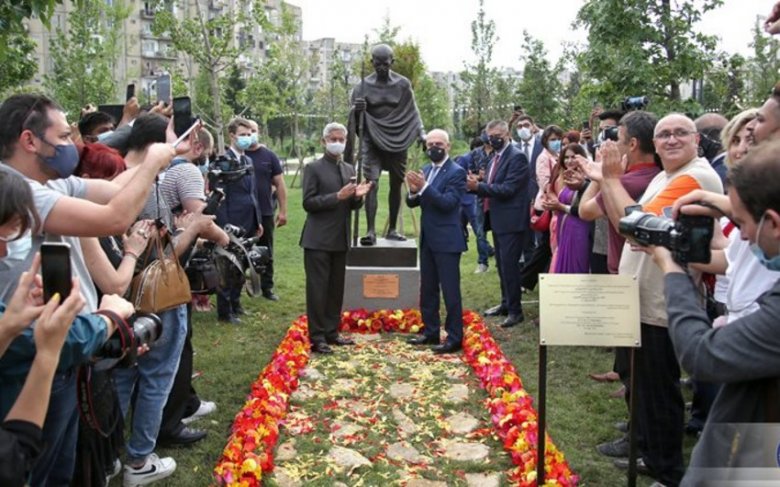 Tbilisidə Mahatma Qandinin yeni ucaldılan heykəlindəki eynək oğurlanıb