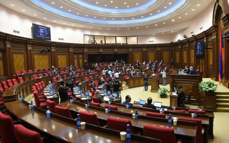 Ermənistan parlamentində növbəti dava: deputatlar bir-birlərinə butulka atıb