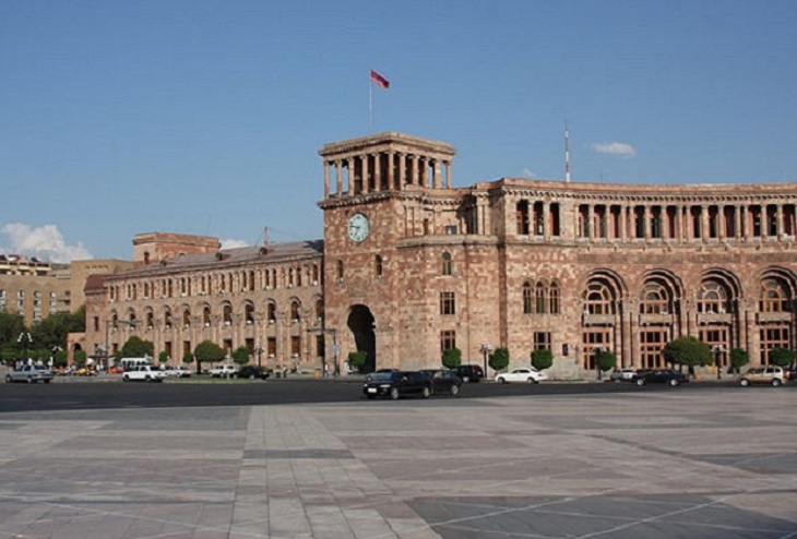 Ermənistan parlamentində döyülən deputat xəstəxanaya yerləşdirilib
