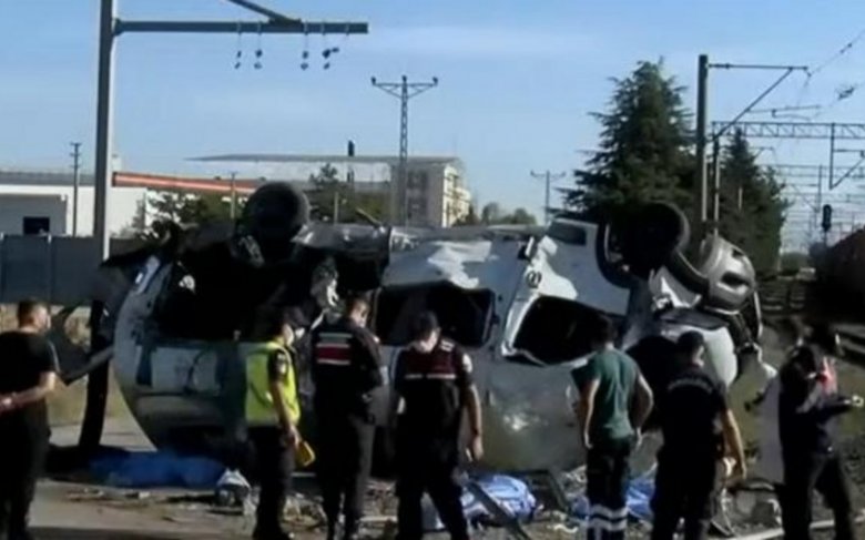 Türkiyədə qatarla mikroavtobus toqquşub: 6 ölü və yaralılar var