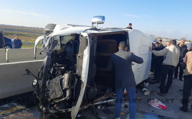 Kürdəmirdə mikroavtobus aşıb, 10 nəfər yaralanıb