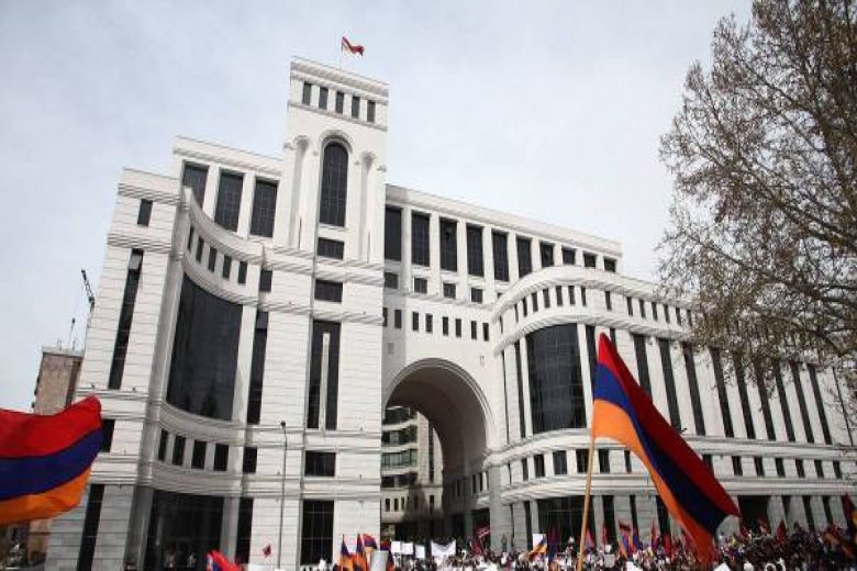 Ermənistan Xarici İşlər Nazirliyinin binası mühasirəyə alınıb