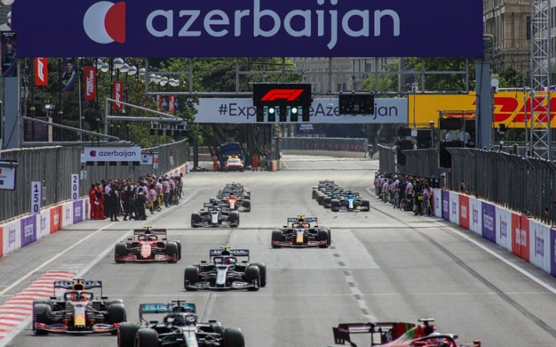"Formula 2": Bakıda sprint yarışı start götürüb