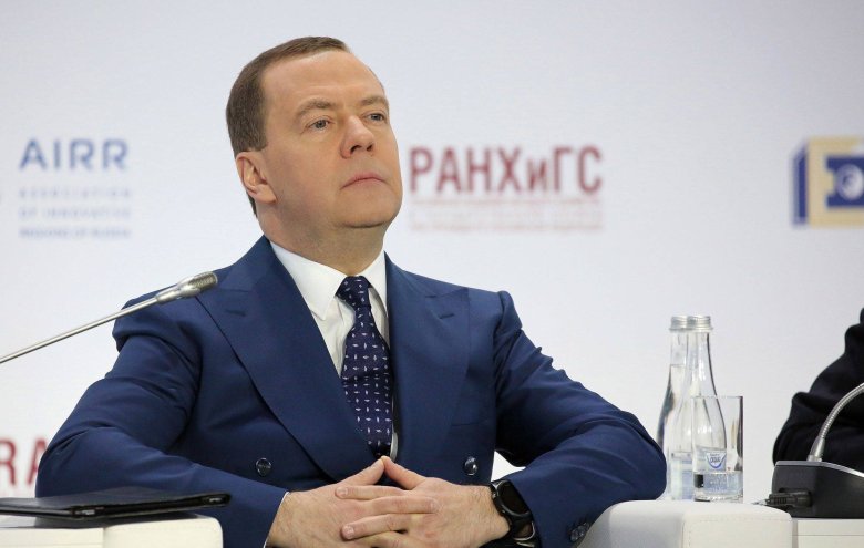 Medvedev də nüvə silahı ilə hədələyir