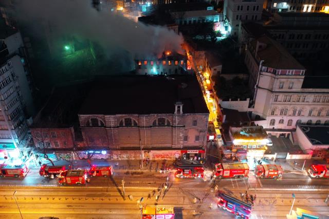 İstanbulda 189 illik erməni kilsəsində yanğın: 2 nəfər yanaraq ölüb
