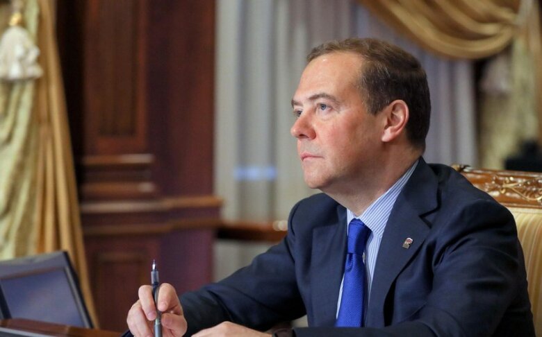 Medvedev: “Dünya qlobal münaqişə astanasındadır”