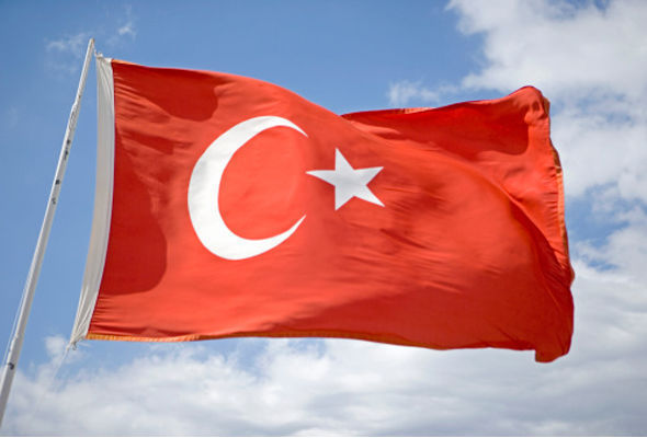 Türkiyə bayrağının endirilməsi qalmaqala səbəb olub