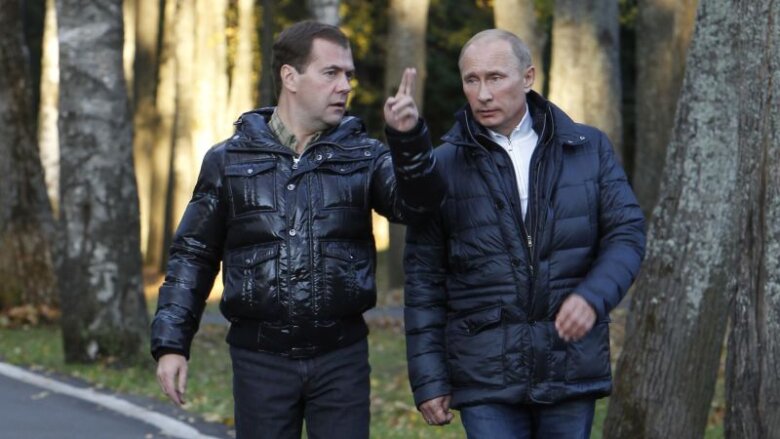 Rusiya elitası Putini şeytan, Medvedevi çırtdan adlandırır