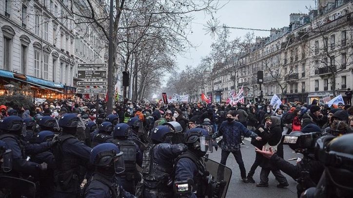 Polis Fransa demokratiyasını ayaqlar altına atıb