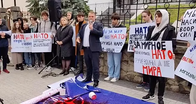Moldovada deputat NATO-nun bayrağını cırıb