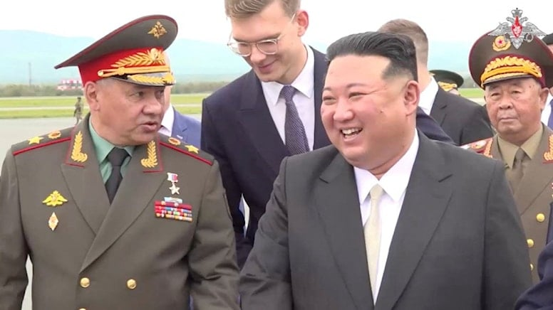 Şimali Koreya lideri Rusiyanın bombardmançılarını və hərbi gəmisini yoxlayıb