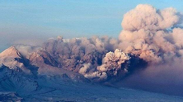 Ebeko vulkanı yenidən püskürür