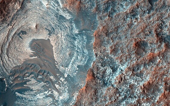 Marsın səthindən çəkilən fotolar heyrət doğurub