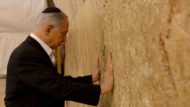 Netanyahu Ağlaşma Divarında şam yandırıb