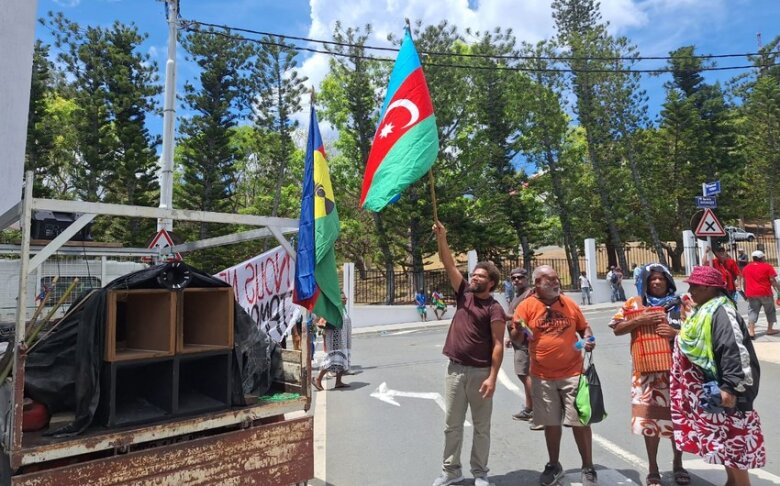 Yeni Kaledoniyada Fransaya qarşı etiraz: Azərbaycan bayraqları qaldırılıb
